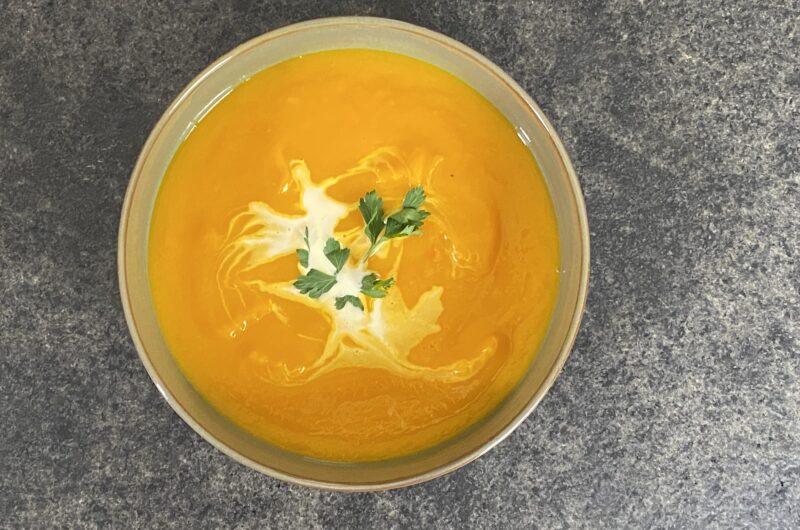 Cremige Hokkaido-Kürbissuppe mit Ingwer