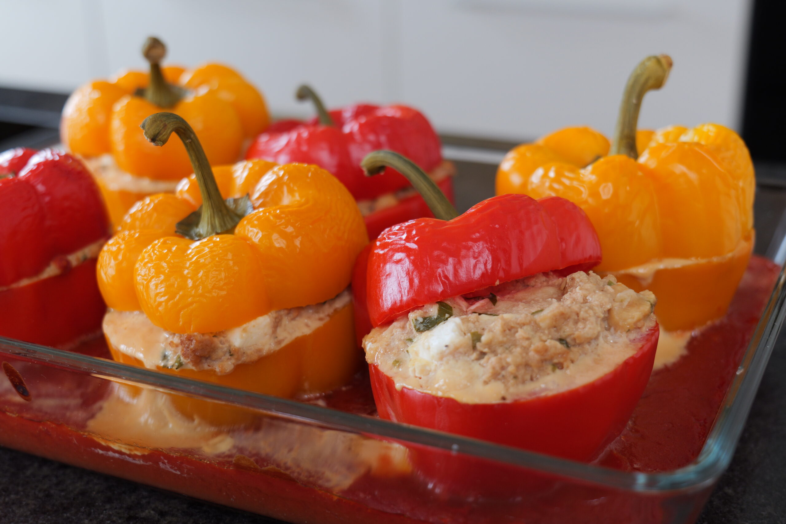 Vegetarisch gefüllte Paprika mit Tomatensoße – aus dem Dampfbackofen