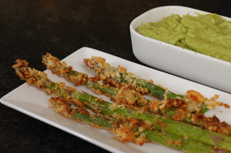 Panierter Spargel mit Avocado-Dip (Airfryer & Dampfbackofen)