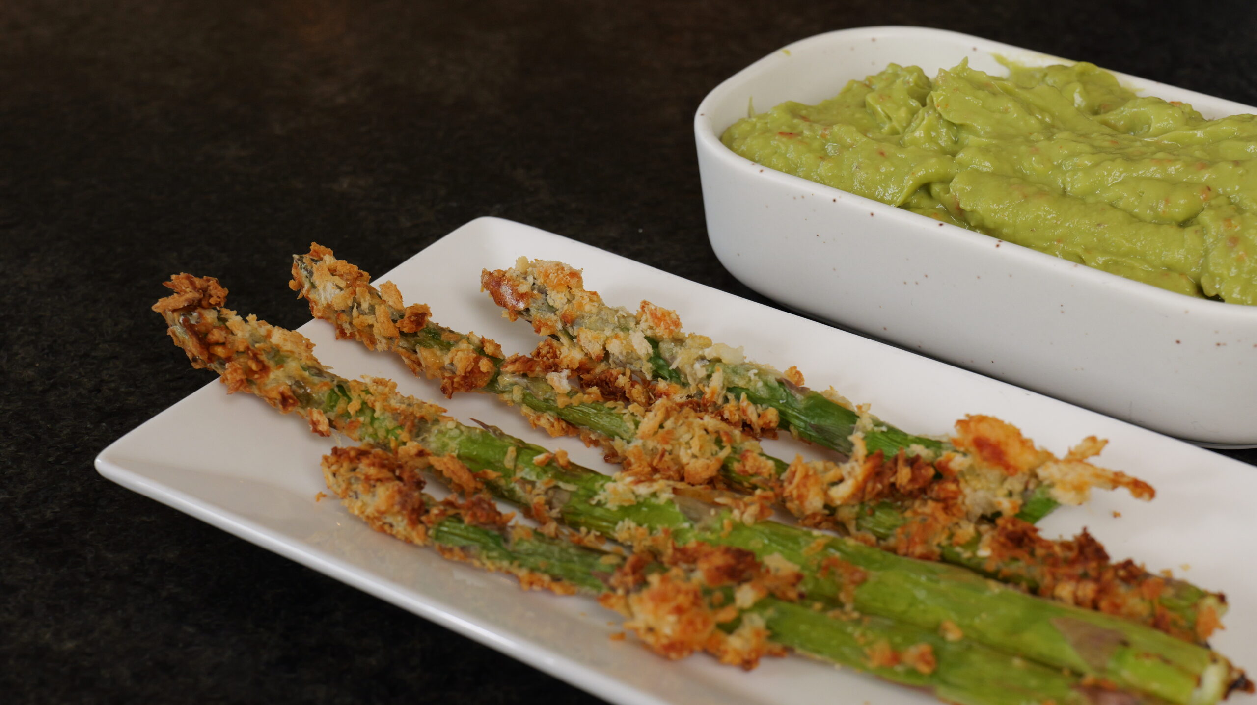 Knuspriger Panierter Spargel mit cremigem Avocado-Dip – Airfryer & Dampfbackofen im Vergleich